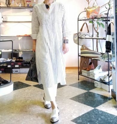 ストライプのロングワンピース 50代から 夏の白黒コーディネート 50代からのファッション セレクトショップネオのブログ