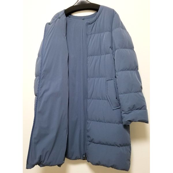 ノーカラーで着る綺麗なブルーのダウンコート 2ways collar | 50代からのファッション セレクトショップネオのブログ