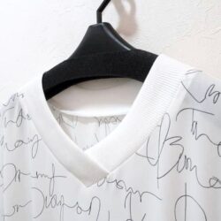 Vネックの白いブラウスで綺麗なコーディネート | 50代からのファッション セレクトショップネオのブログ