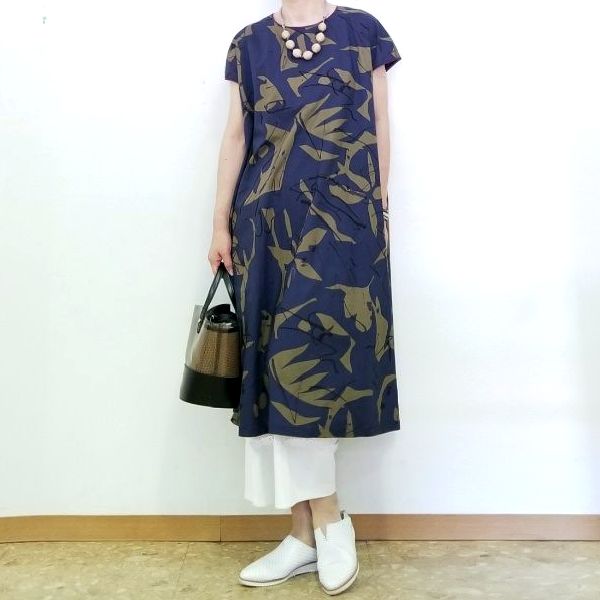 シックな色合いの大柄ボタニカルワンピースを脱レギパンでコーディネート 50代からのファッション セレクトショップネオのブログ