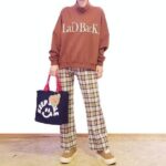 豊中のセレクトショップネオおすすめ、Lallia Muのチェック柄センターシームフレアパンツ。テラコッタのデザイントレーナーと合わせたチェックが映える大人の秋冬カジュアルコーデ。