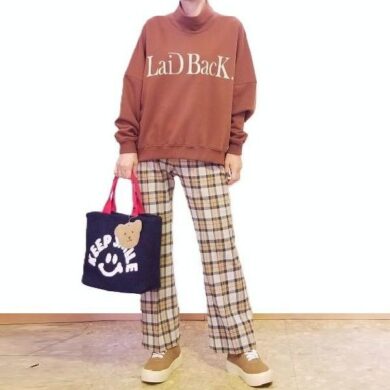 豊中のセレクトショップネオおすすめ、Lallia Muのチェック柄センターシームフレアパンツ。テラコッタのデザイントレーナーと合わせたチェックが映える大人の秋冬カジュアルコーデ。