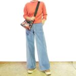 豊中のセレクトショップネオで人気のBLUE FRONCEの綿別珍ワイドパンツ。ライトブルーが新鮮な秋冬コーデ。オレンジのニットを合わせた華やかで軽やかな大人スタイル。