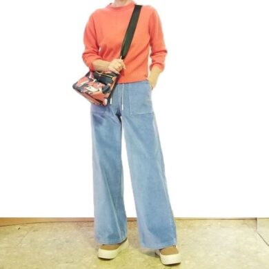 豊中のセレクトショップネオで人気のBLUE FRONCEの綿別珍ワイドパンツ。ライトブルーが新鮮な秋冬コーデ。オレンジのニットを合わせた華やかで軽やかな大人スタイル。