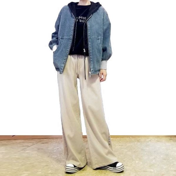 alt="50代女性におすすめのVネックZIPアップデニムジャケット。ゆったりとしたワイドパンツと合わせた大人カジュアルコーデ。"