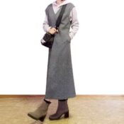 グレーのジャンパースカートにライトグレーのパーカーを重ねた冬の綺麗めカジュアルコーデ