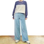 豊中のセレクトショップネオ｜Mia配色ニット×ブルーコーデュロイワイドパンツで冬の爽やかカジュアルコーデ