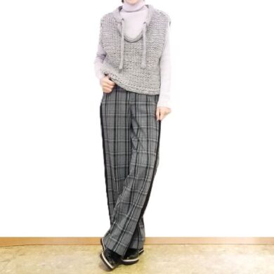 グレーのざっくりニットベストとライトグレーのターとるニットに、チェック柄サイドラインセミワイドパンツを合わせたコーディネート