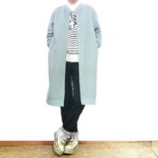 細身のデニムにくすみブルーのスライバーニットセミロングコートを羽織った大人カジュアルコーデ