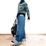 ブルー花柄ニットにデニムワイドパンツを合わせた大人のモードカジュアルコーデ