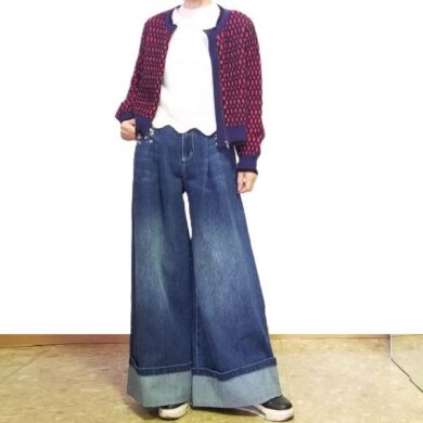 赤とネイビーの楕円ドット柄モールニットジャケットをデニムワイドパンツに合わせた豊中のセレクトショップネオのカジュアルコーディネート