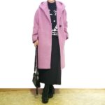 モーブピンクのセミロングコートを黒のニットとスカートで引き立てた絵rがんと名冬コーデ