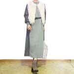 ATELIER SIXのアイボリーエコファーベストを使ったグレーワンピースコーデ。豊中のセレクトショップネオの秋冬おすすめアイテム。軽やかで上品なふわもこコーデ。