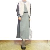 ATELIER SIXのアイボリーエコファーベストを使ったグレーワンピースコーデ。豊中のセレクトショップネオの秋冬おすすめアイテム。軽やかで上品なふわもこコーデ。