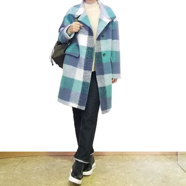 ブルーチェックのセミロングコートをブラックデニムパンツと合わせた大人カジュアルコーデ
