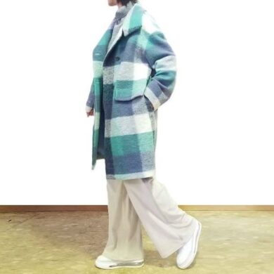 ブルーチェックのセミロングコートをアイボリーのワイドパンツと合わせた爽やかなカジュアルコーデ