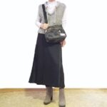 豊中のセレクトショップネオがおすすめするグレーのざっくりニットベストに黒のロングスカートとスエードブーツを合わせた大人カジュアルコーデ
