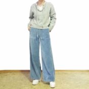 豊中のセレクトショップネオがご紹介する、タスマニアラムを使用したグレーの山形ニットプルオーバーに、ブルーのワイドパンツを合わせた大人カジュアルコーデ