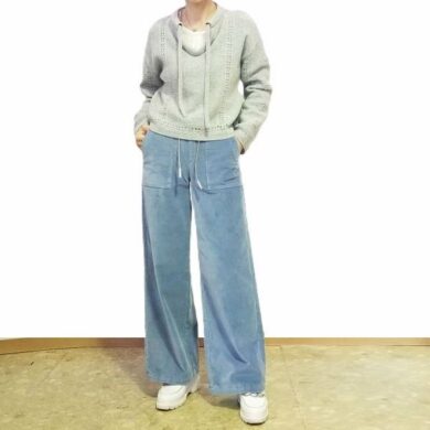 豊中のセレクトショップネオがご紹介する、タスマニアラムを使用したグレーの山形ニットプルオーバーに、ブルーのワイドパンツを合わせた大人カジュアルコーデ