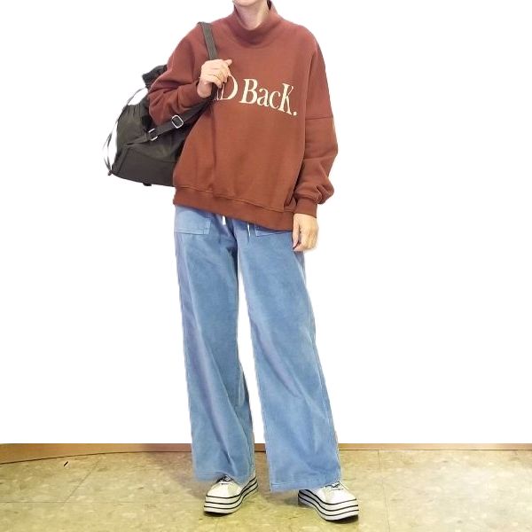 Lalla Muのテラコッタプルオーバーをライトブルーのワイドパンツで合わせた大人カジュアルコーデ。豊中のセレクトショップネオのおすすめアイテム。