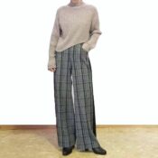 モカベージュのカラーネップ・アシンメトリープルオーバーにグレーのワイドチェックパンツを合わせた冬のコーデ