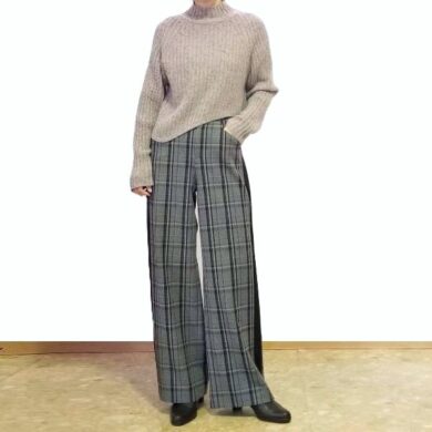 モカベージュのカラーネップ・アシンメトリープルオーバーにグレーのワイドチェックパンツを合わせた冬のコーデ