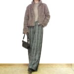 モカベージュのカラーネッププルオーバーにグレー系チェックワイドパンツを合わせ、ブラウンのプードルファージャケットを羽織った冬のコーディネート
