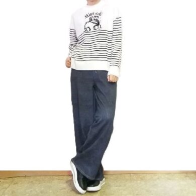 白黒ボーダーニットにデニム転写プリント裏起毛パンツを合わせた冬のマリンコーデ