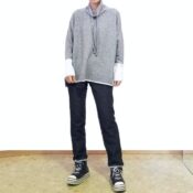 キラキラストーン付きグレーラメロングニットとブラックデニムと厚底スニーカーの綺麗めカジュアルコーデ