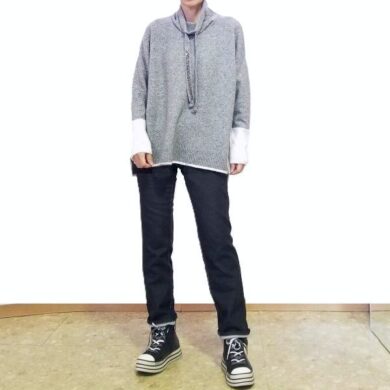 キラキラストーン付きグレーラメロングニットとブラックデニムと厚底スニーカーの綺麗めカジュアルコーデ