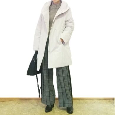 アイボリーダウンコートをチェックパンツで着こなした上品カジュアルスタイル