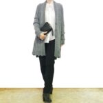 ブラウスにカーディガンを羽織って暖かい裏起毛スリムパンツを合わせた綺麗め冬コーデ