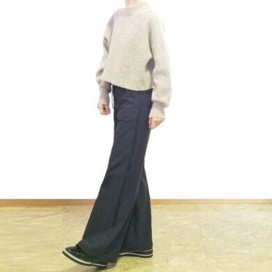 レオサーモ素材ネイビーのサイドライン入りワイドパンツの着用コーディネート全身画像