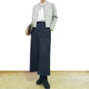 ネイビーのクロップドワイドパンツにボウタイブラウスとカーディガンを合わせたきれいめコーディネート