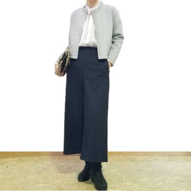 ネイビーのクロップドワイドパンツにボウタイブラウスとカーディガンを合わせたきれいめコーディネート