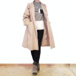 ベージュの防風ダウンコートにボーダー柄インナーとブラックデニムを合わせた大人のカジュアルコーディネート