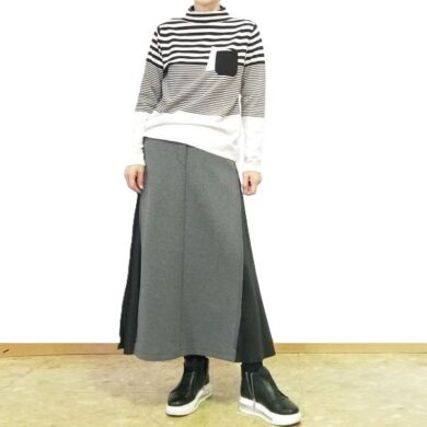 BLUE FRONCEのグレーのダンボールニットスカートにボーダー柄トップスを合わせた50代の大人のカジュアルコーデ