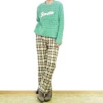 ミントグリーンの透かし編みニットとチェック柄アンクルパンツを合わせた50代の大人の春待ちコーデ