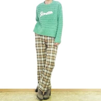 ミントグリーンの透かし編みニットとチェック柄アンクルパンツを合わせた50代の大人の春待ちコーデ