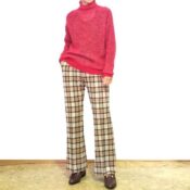モヘア混の赤い透かし編みニットプルオーバーをチェックパンツと合わせた大人カジュアルコーデ