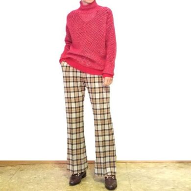 モヘア混の赤い透かし編みニットプルオーバーをチェックパンツと合わせた大人カジュアルコーデ