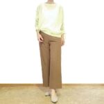 ライムグリーンのサマーニットにキャメルブラウンのアンクルストレートパンツを合わせた大人の春夏ファッション