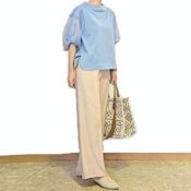 Lullia Muのシアーメッシュ袖ブルーカットソーにベージュのワイドパンツとジャカードバッグを合わせた上品カジュアル